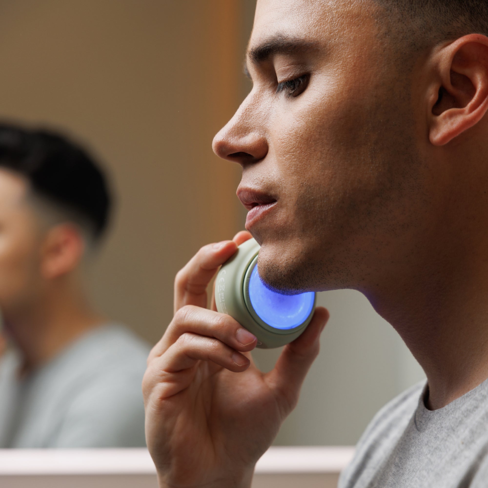 Haumea LED TRI-BOOSTER light therapy device with red, yellow and blue LED modes and jade stone base