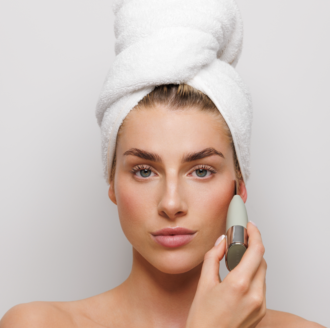 Ultrasono Device: Haumea Ultrasono Device ultrasonic facial cleansing and skin lifting tool in action